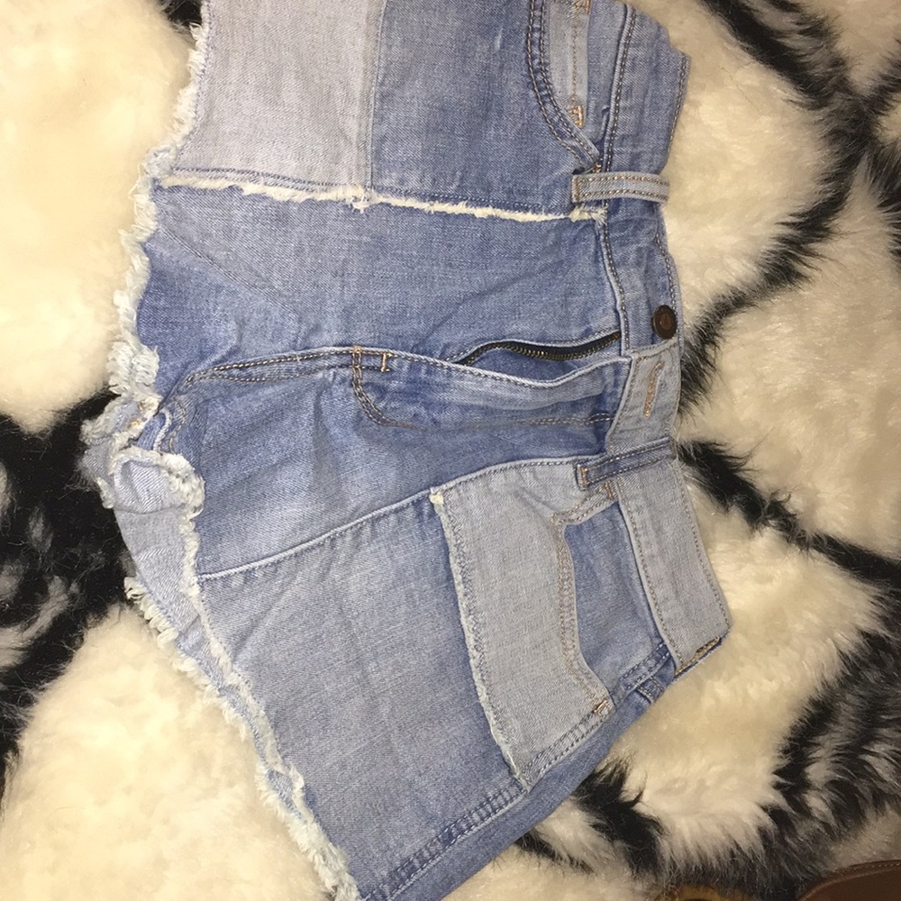 Sailing Hollister vented short.